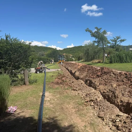 Red de agua y construcción de 2 cisternas de hormigón armado