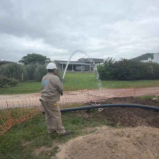 Red de agua y construcción de 2 cisternas de hormigón armado