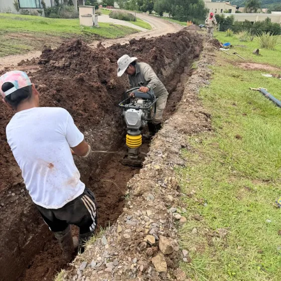 Red de agua y construcción de 2 cisternas de hormigón armado